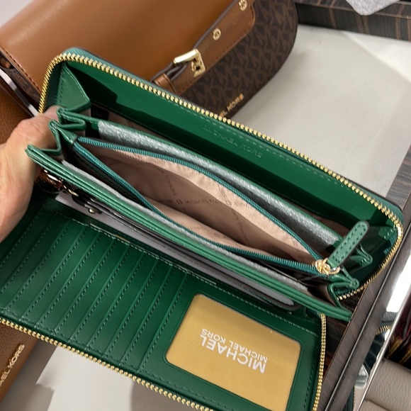 Michael Kors Jet Set Travel Large Travel CONTINENTAL 
Fern Green NWT - Picture 11 of 16